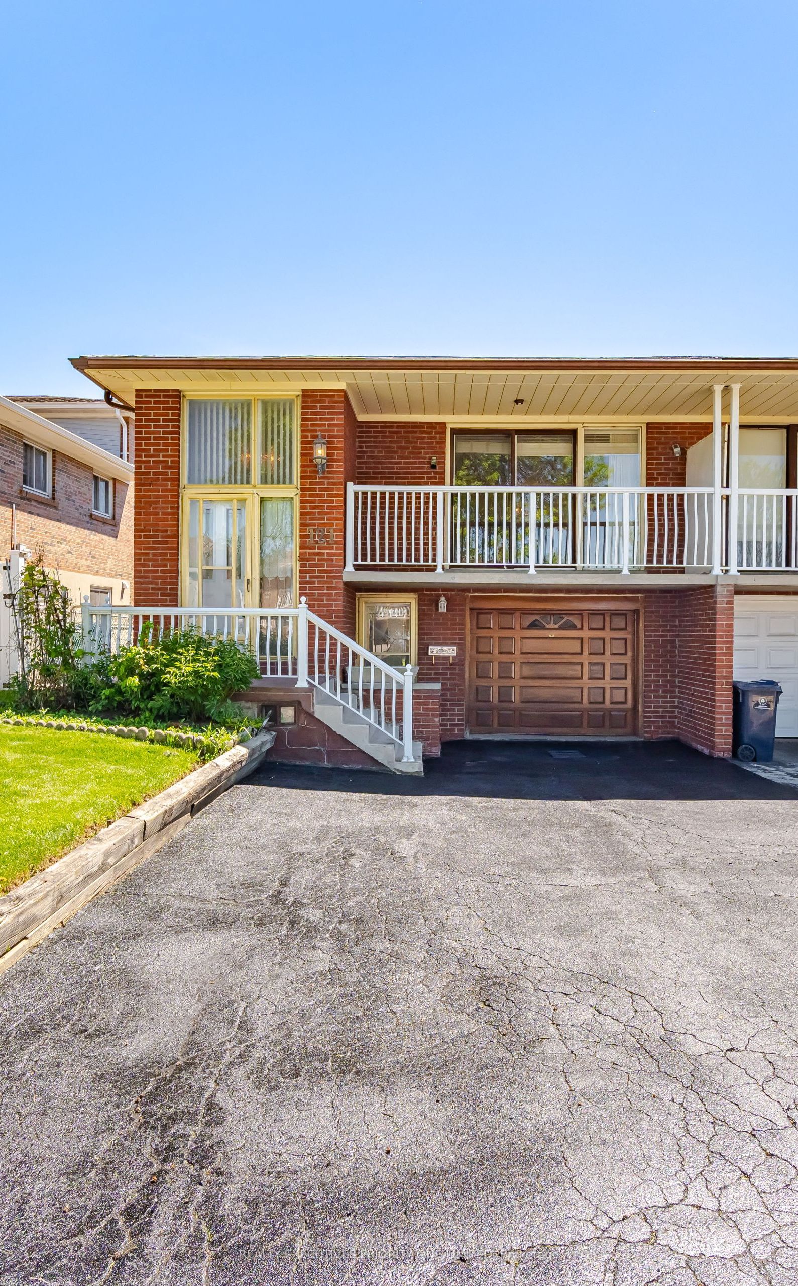 121 Cabana Drive, Toronto, ON, M9L 1L1