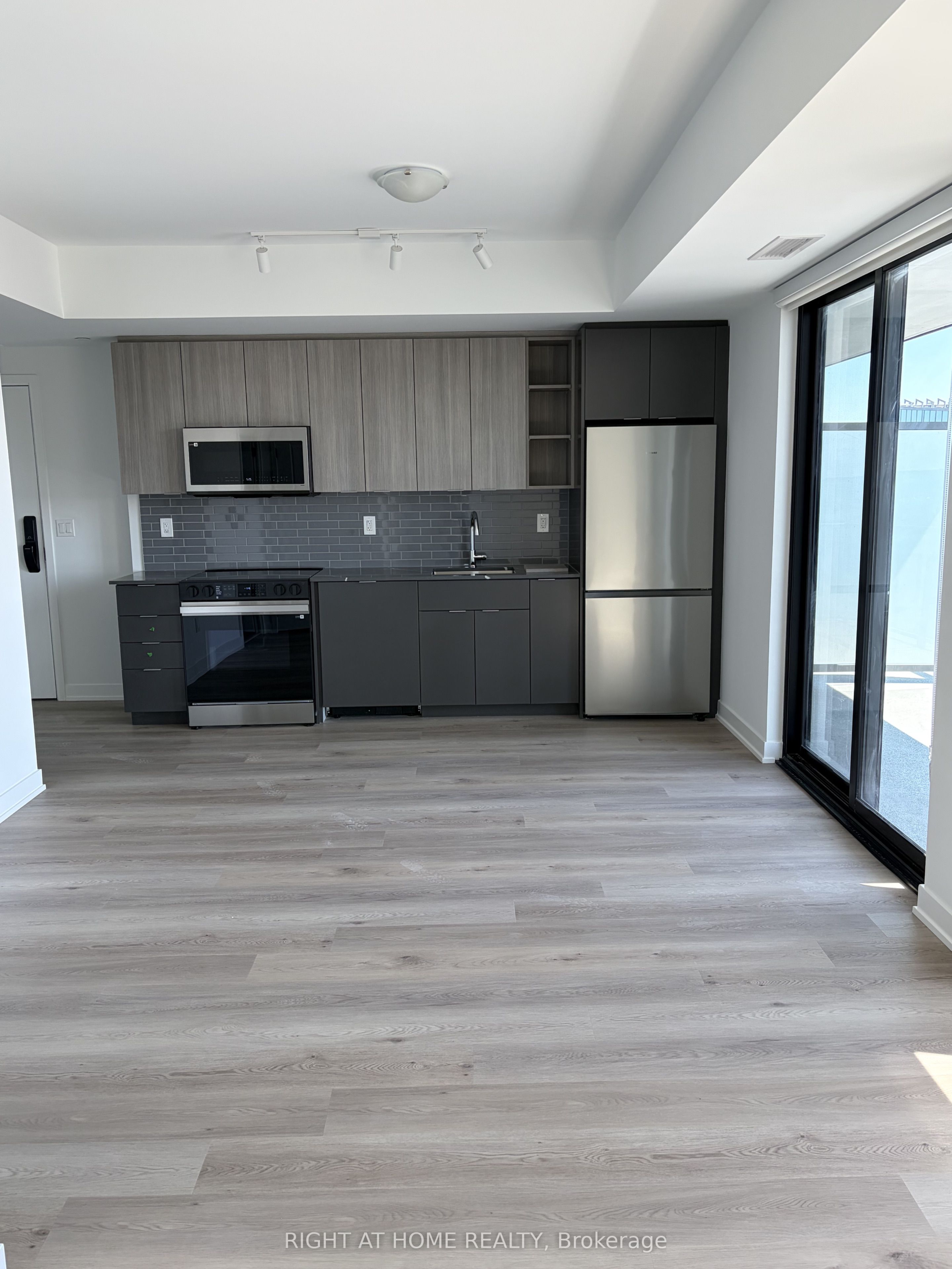 2307-2075 Lakeshore Road, Burlington, ON, L7R 1E2 photo 2