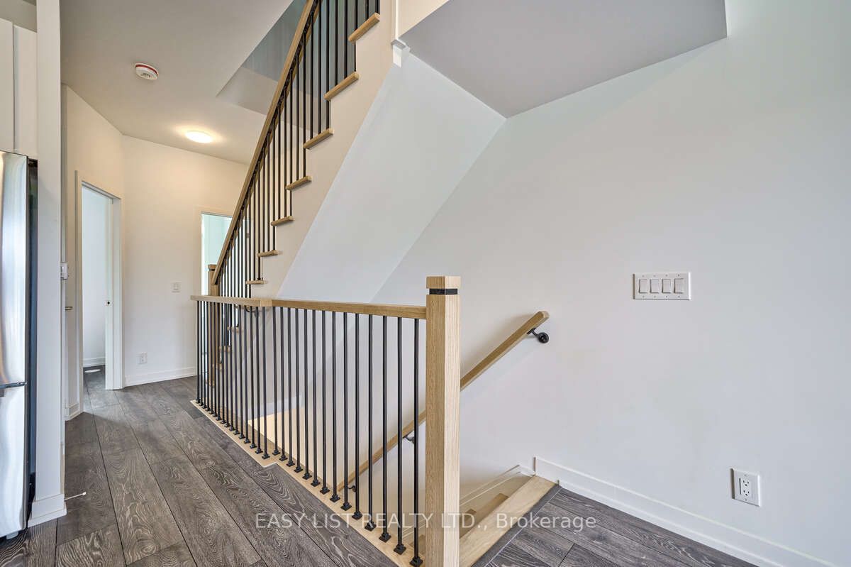 27 Spruce Pines Crescent, Toronto, ON, M4A 0A9 photo 5