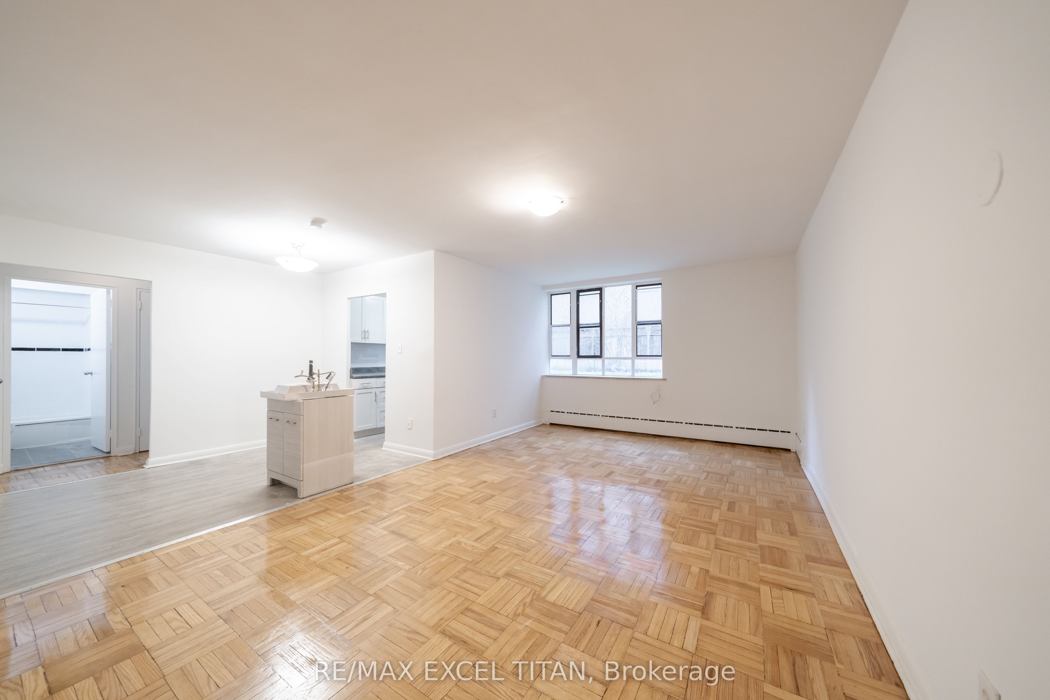 M8-77 Erskine Avenue, Toronto, ON, M4P 1Y5