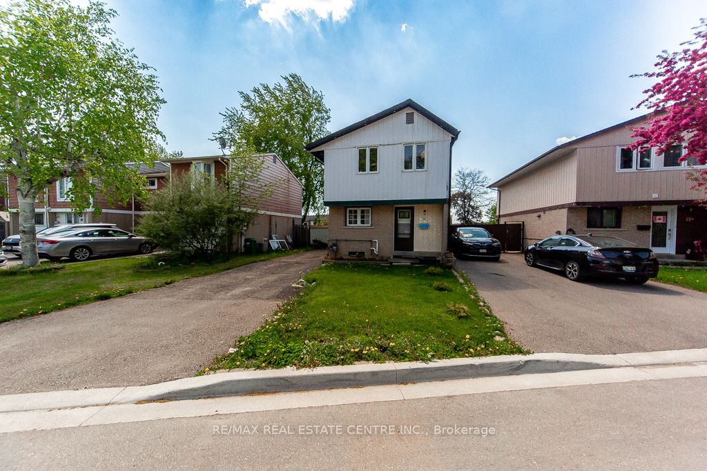 12 Greenhills Square, Brampton, ON, L6S 2J4