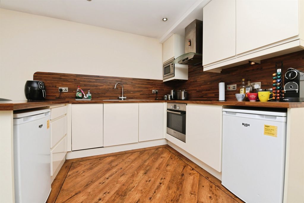 Additional image 6 of 2 bed flat for saleWeir Gardens, Rayleigh SS6
