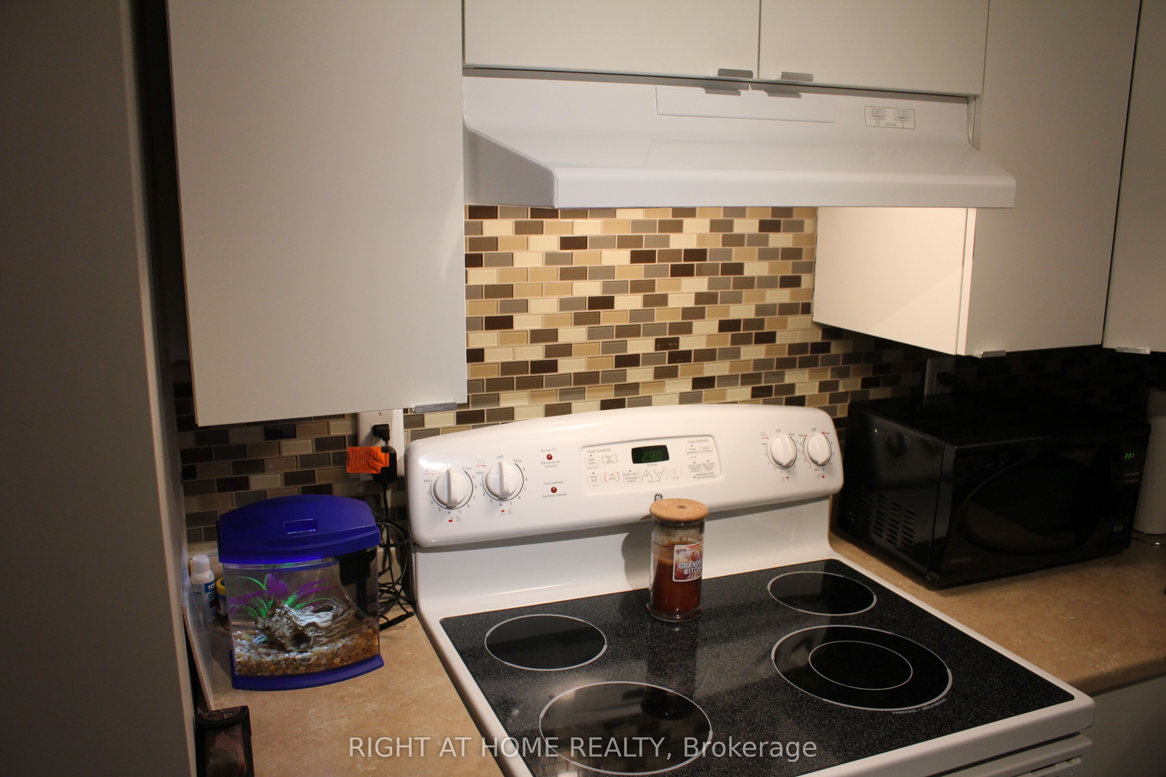 2-64 Daphne -lower Crescent, Barrie, ON, L4M 2Y9 photo 3