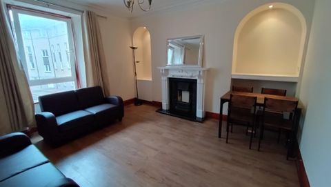 Portland Street, Floor Right AB11