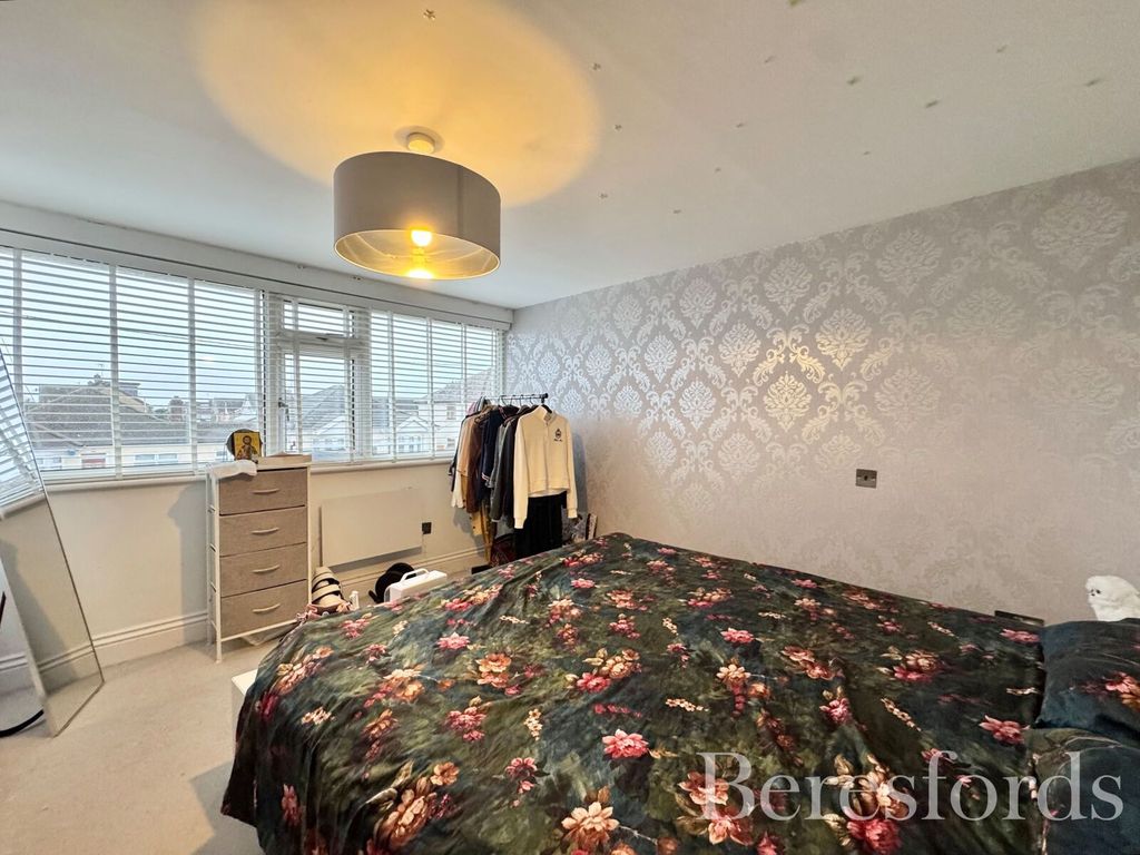 2 bed flat for saleBriscoe Road, Rainham RM13 photo 5