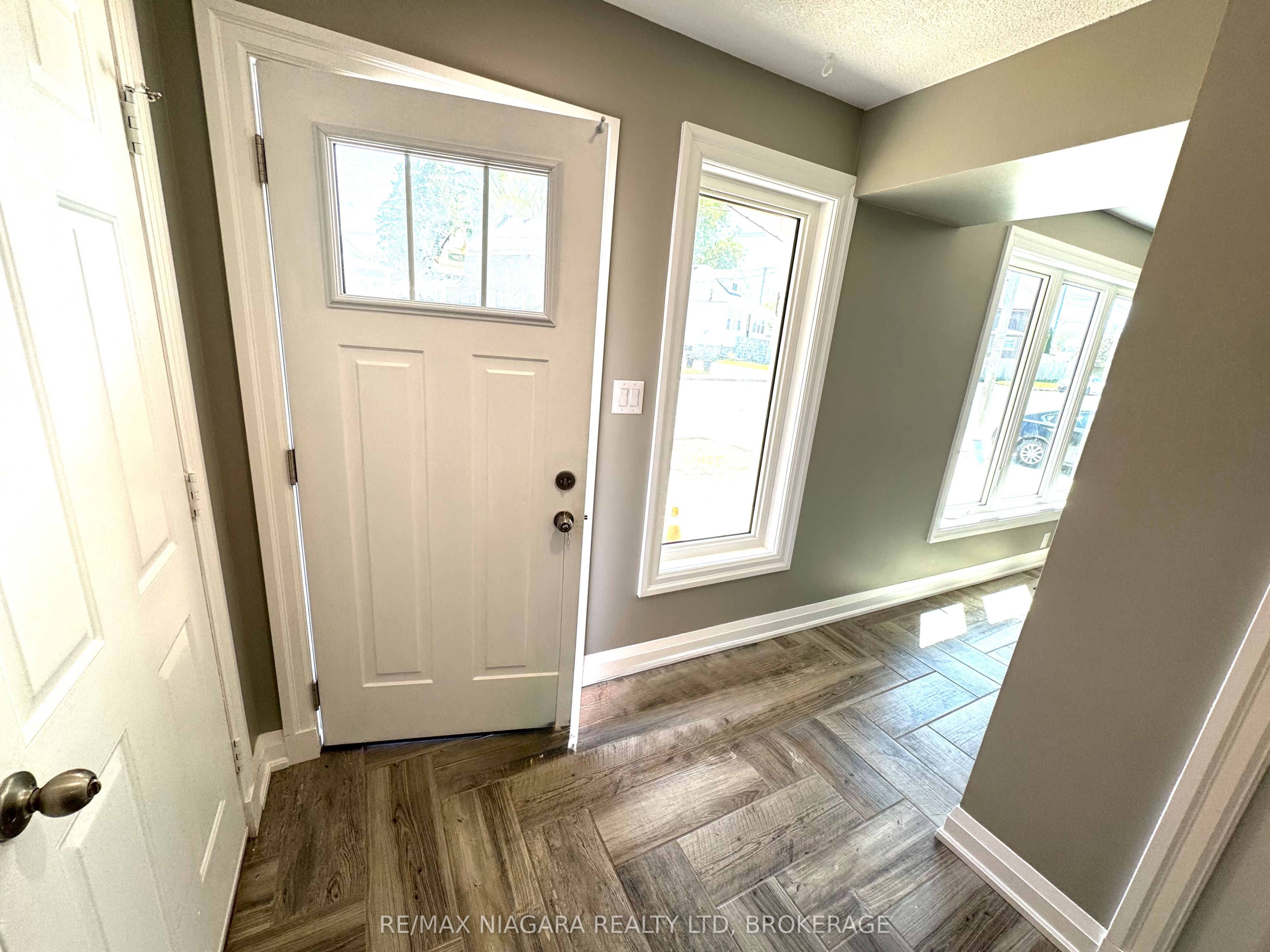 Upper-21 Ball Avenue E, St. Catharines, ON, L2T 1B4 photo 2