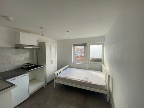 Northcote Avenue, Southall UB1, Studio to rent