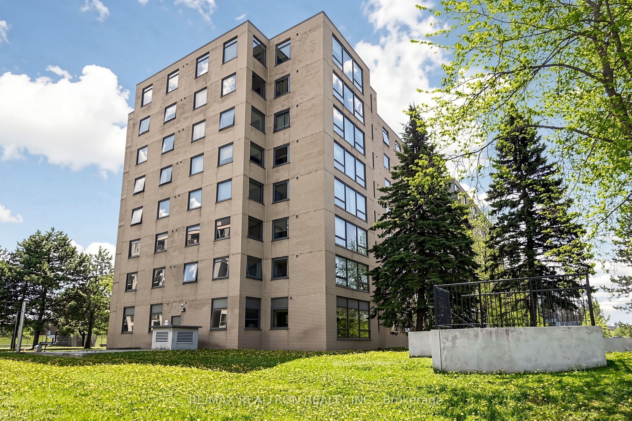 307-326 Major Mackenzie Drive, Richmond Hill, ON, L4C 8T4 photo 4