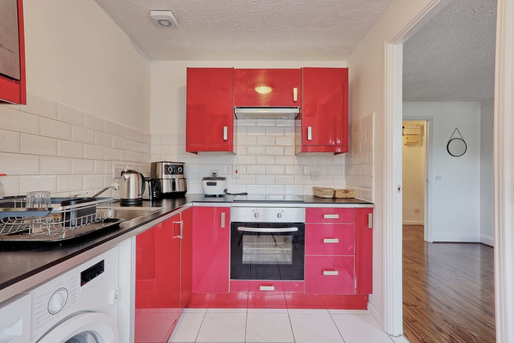 2 bed flat for salePalliser Drive, Rainham RM13 photo 3