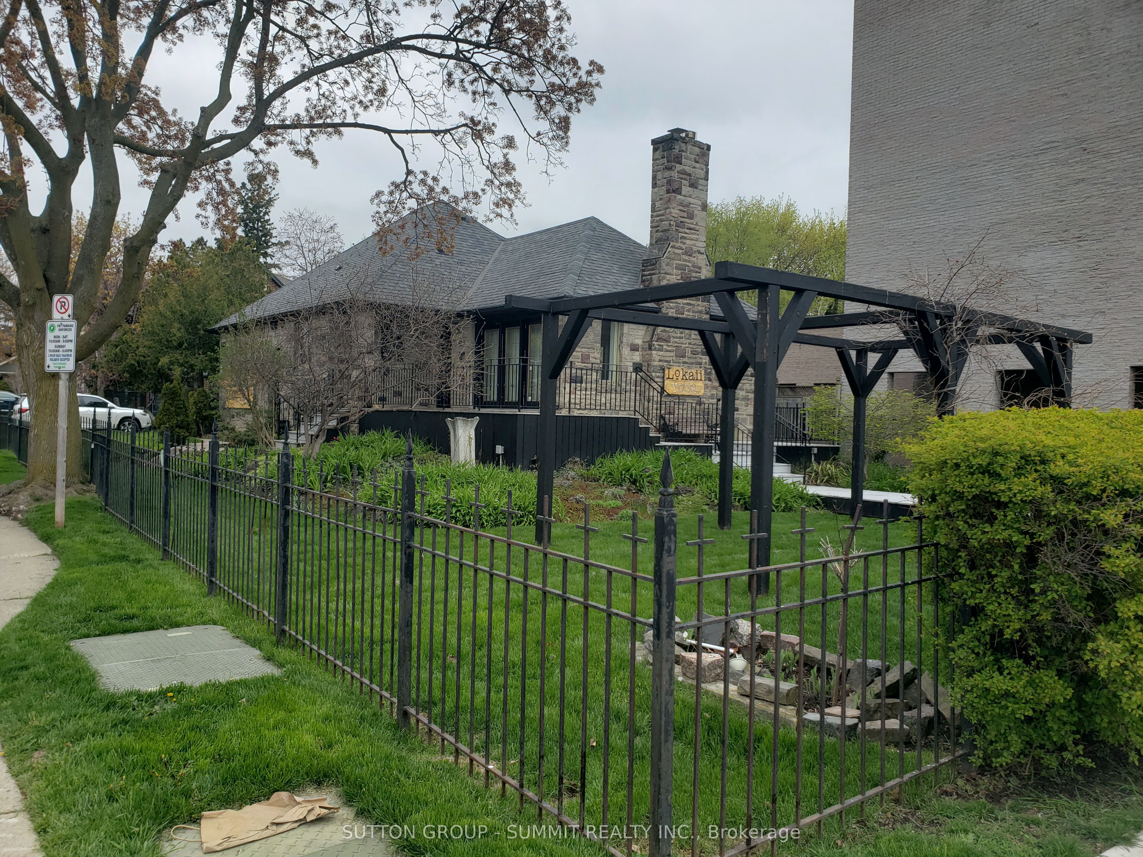 3 Brant Avenue, Mississauga, ON, L5G 3N9