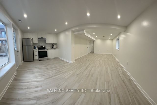 Lower-23 Redhill Avenue, Toronto, ON, M6E 2C2 photo 3