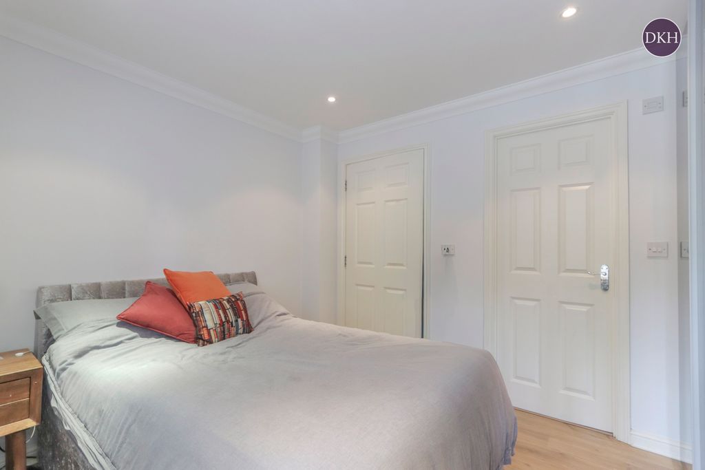 Additional image 7 of 2 bed flat for saleHigh Street, Rickmansworth, Hertfordshire WD3