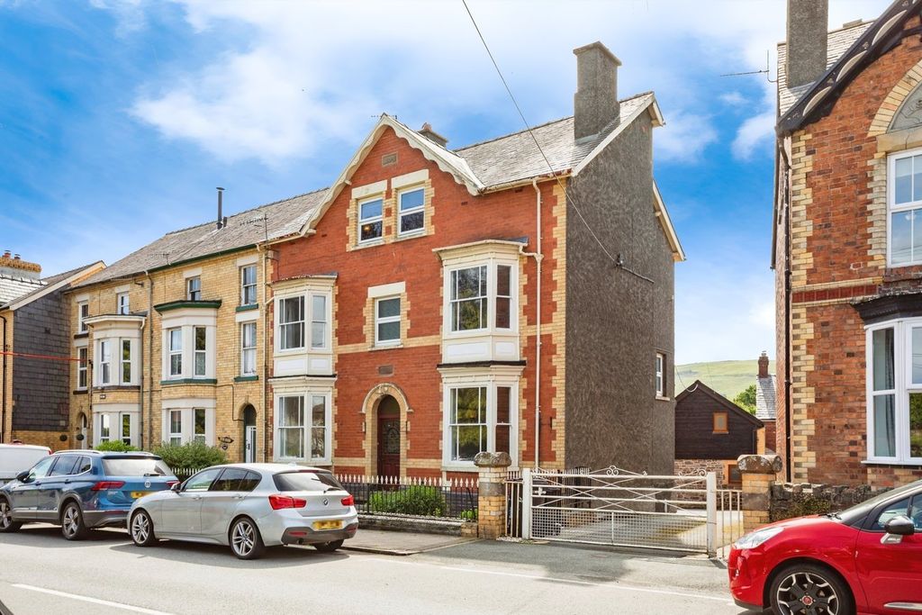 6 bed terraced house for saleEast Street, Rhayader LD6