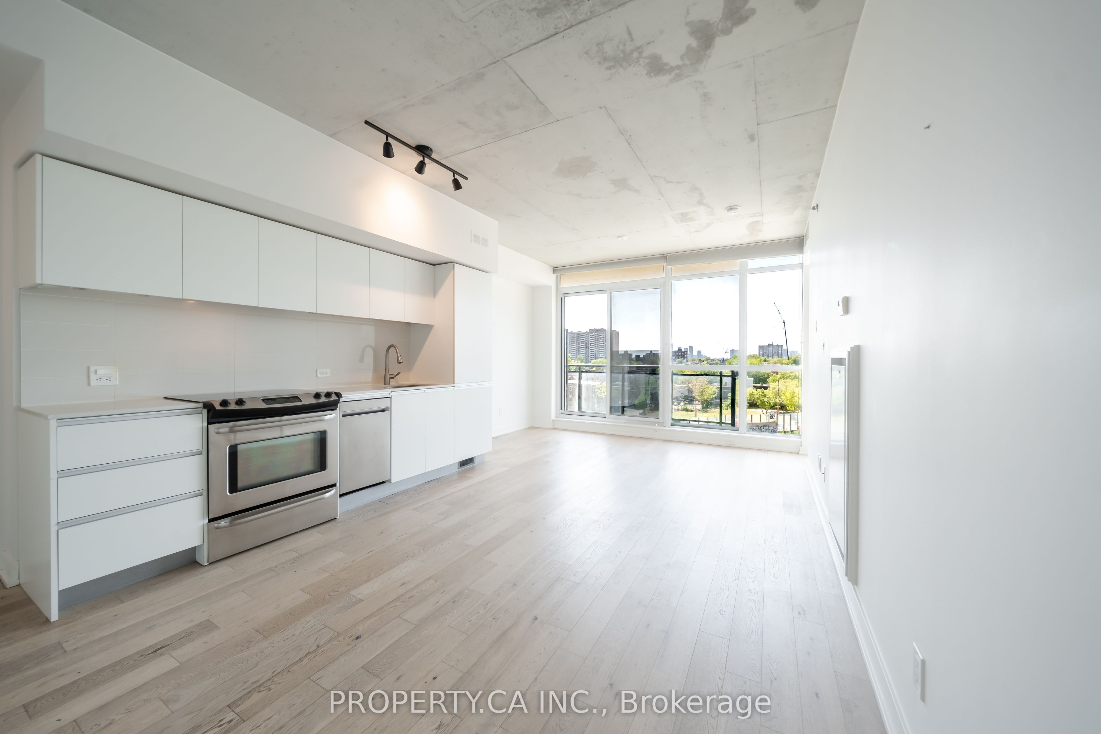 711-20 Minowan Miikan Lane, Toronto, ON, M6J 0E5