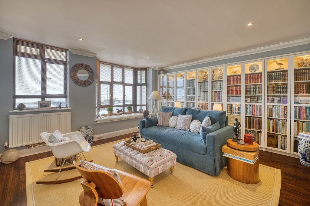2 bed flat for saleSion Hill, Ramsgate CT11 photo 2