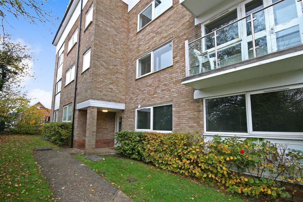 2 bed flat for saleBrook Court, Watling Street, Radlett WD7