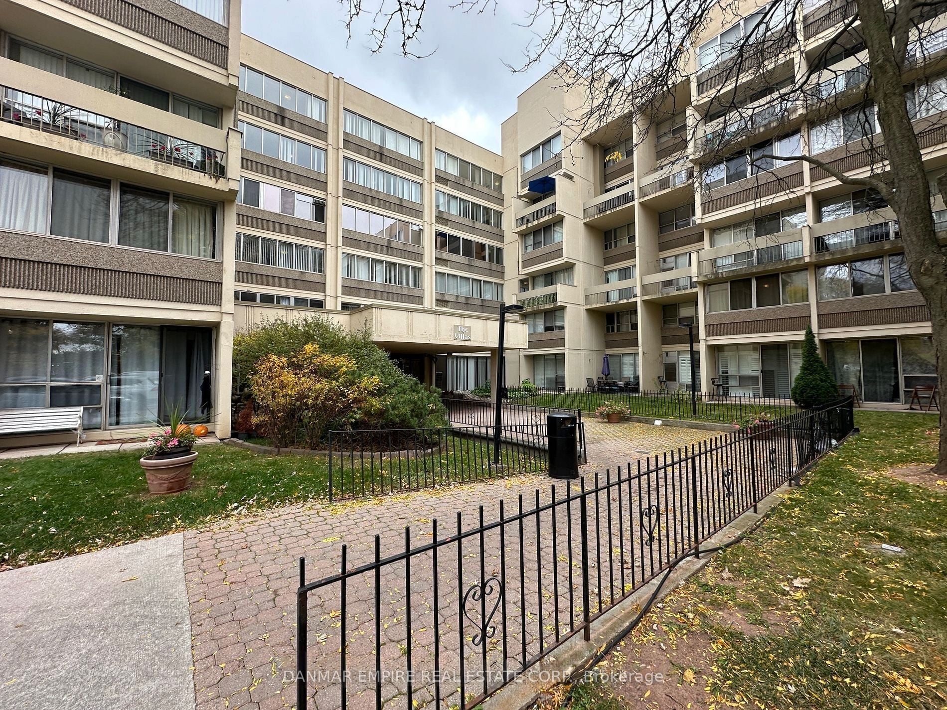 323-1300 Marlborough Court, Oakville, ON, L6H 2S2 photo 2