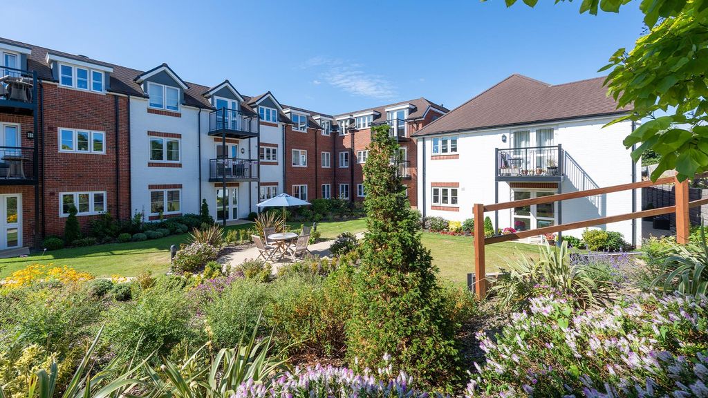 1 bed property for saleColebrooke Lodge, Prices Lane, Reigate RH2