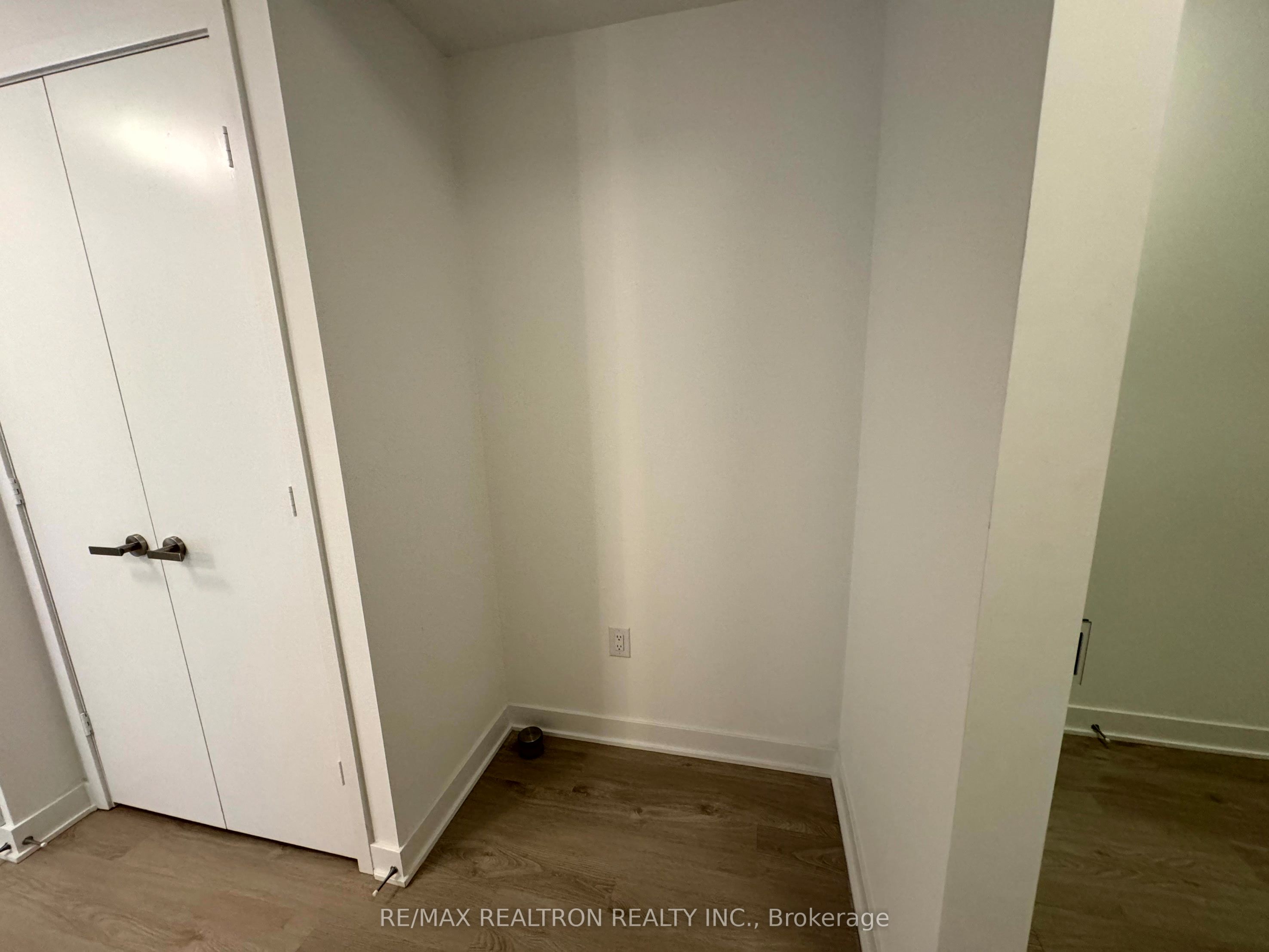 1401-3900 Confederation Parkway, Mississauga, ON, L5B 0M3 photo 4