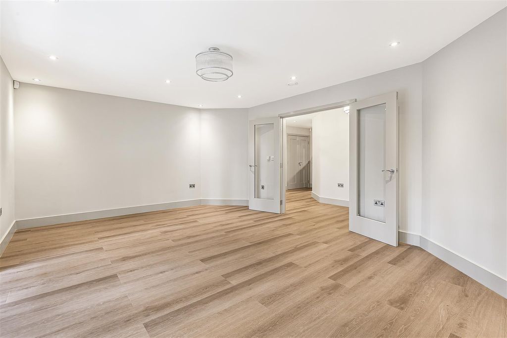 Additional image 4 of 2 bed flat for saleShenley Hill, Radlett WD7