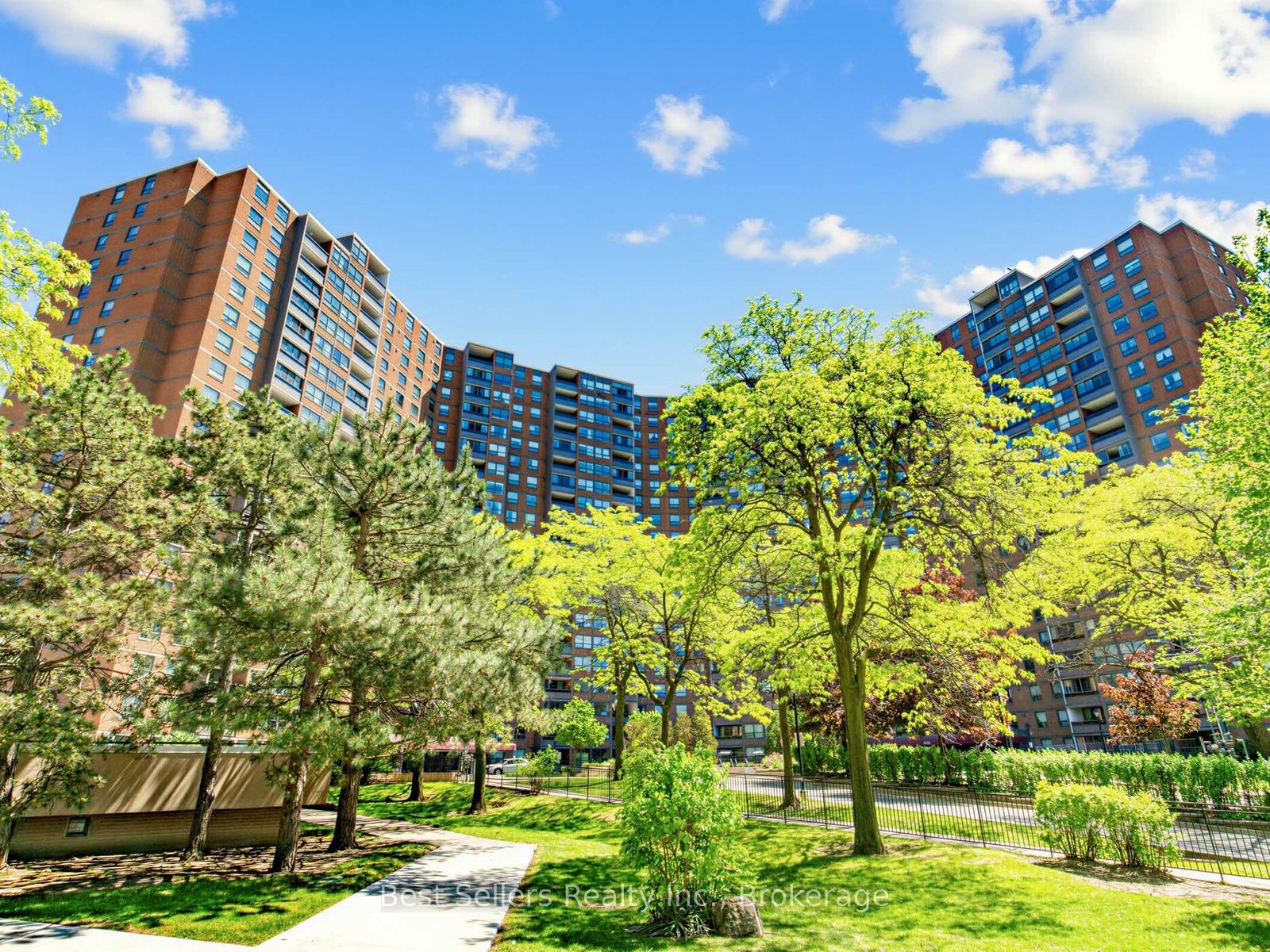 208-627 The West Mall N/a, Toronto, ON, M9C 4X5