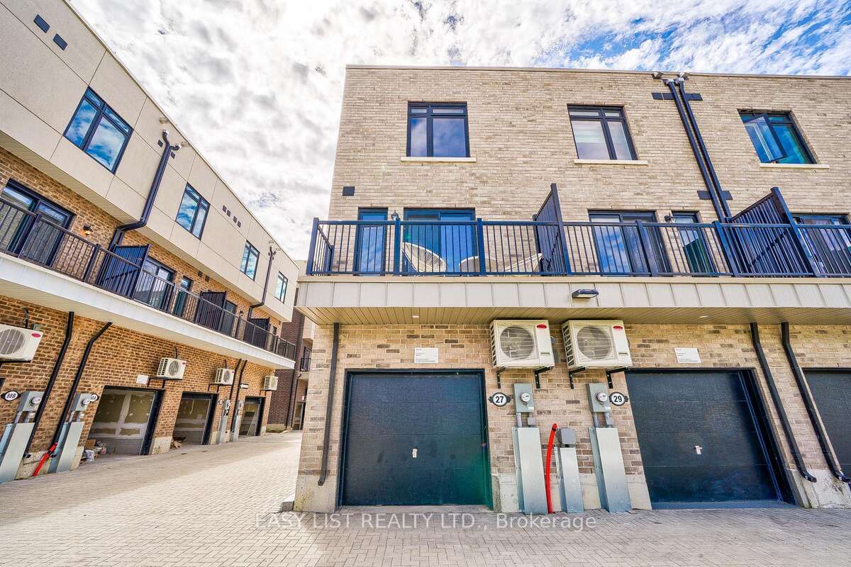27 Spruce Pines Crescent, Toronto, ON, M4A 0A9 photo 2