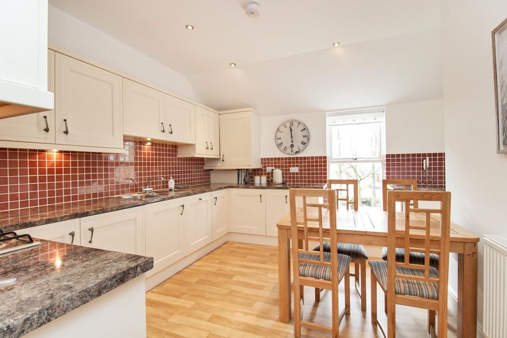 2 bed flat for saleLocker Lane, Ripon HG4 photo 2