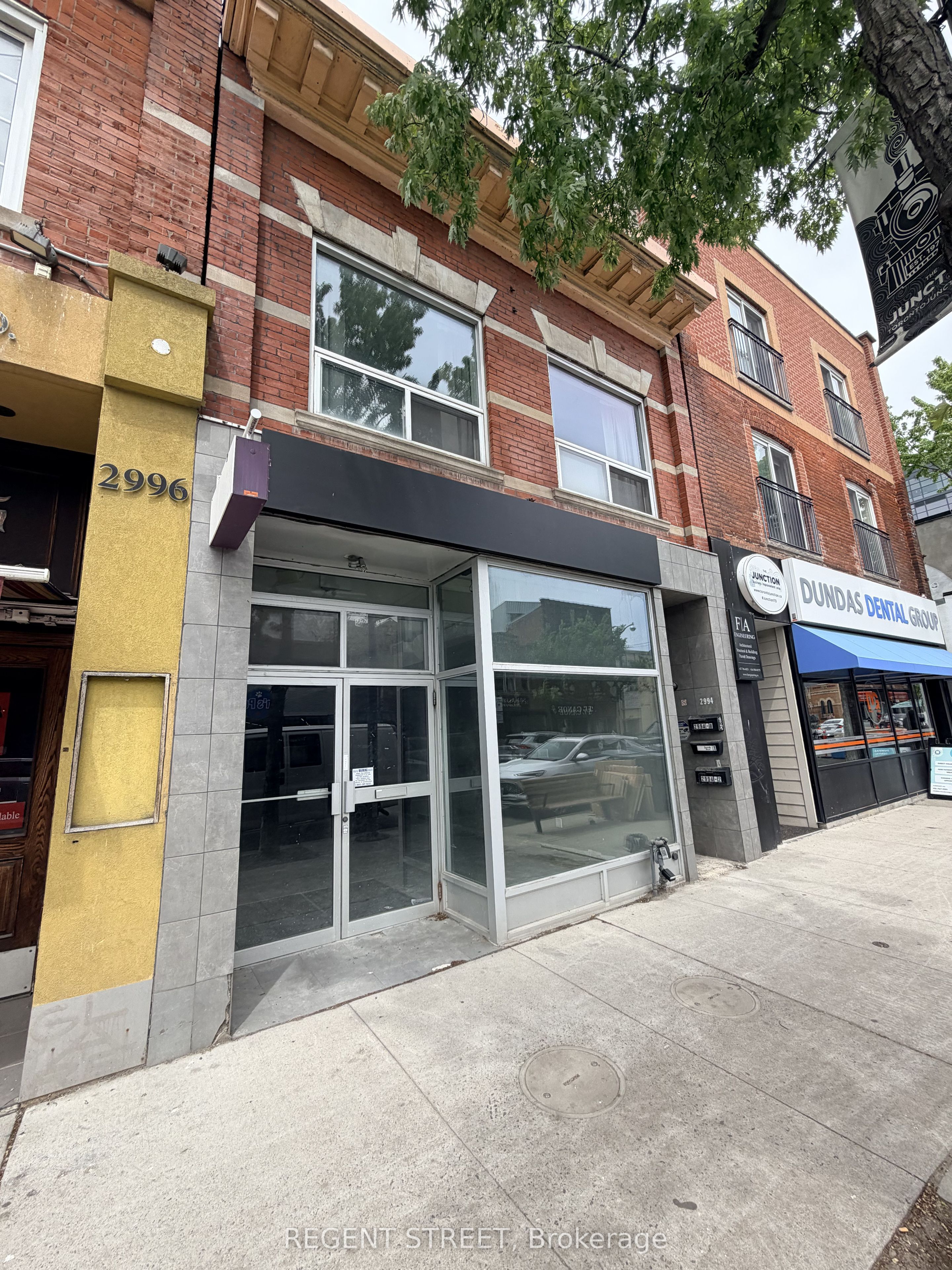 Main-2994 Dundas Street W, Toronto, ON, M6P 1Z3