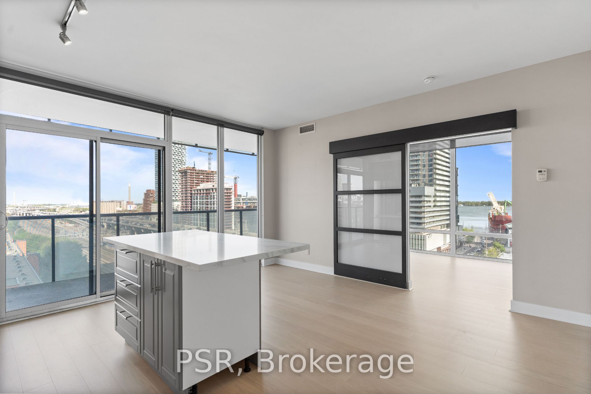 1011-1 Market Street, Toronto, ON, M5E 0A2