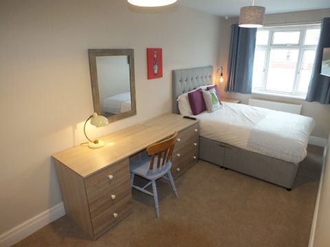 Erleigh Court Gardens, Reading RG6, Room to rent