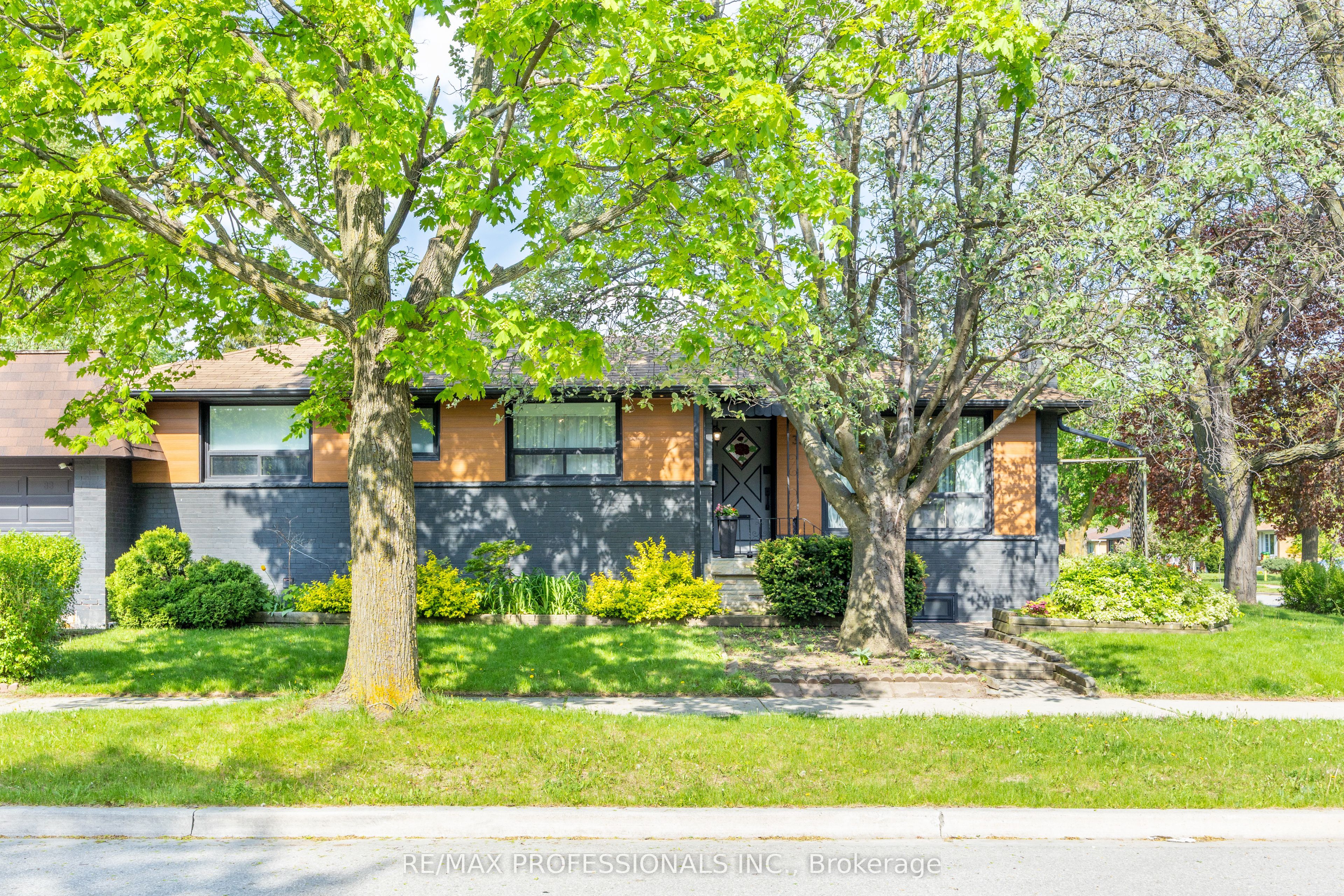 33 Brampton Road, Toronto, ON, M9R 3J3 photo 2