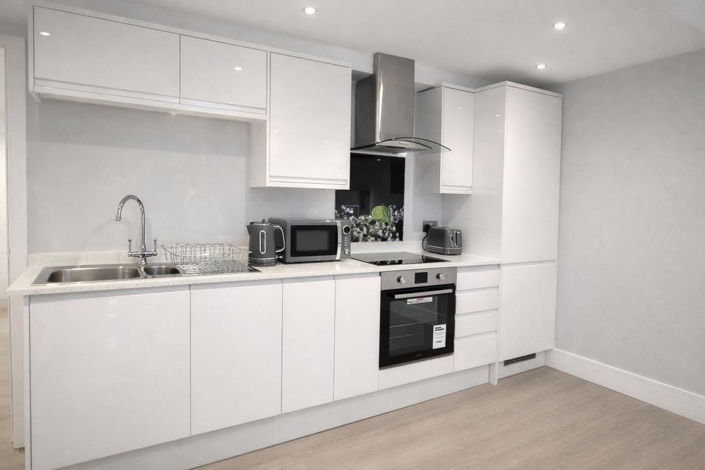 Additional image 5 of 6 bed block of flats for saleCross Street, Reading RG1
