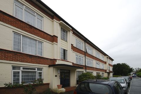 Manor Vale, Boston Manor, Brentford TW8