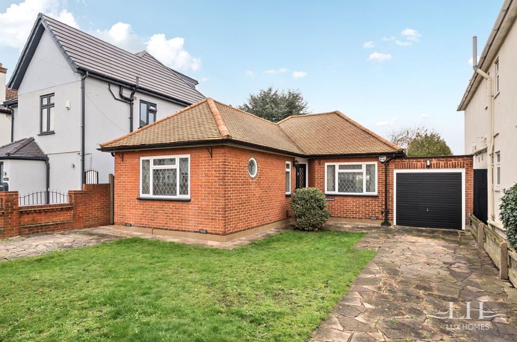 3 bed bungalow for saleLambs Lane North, Rainham RM13