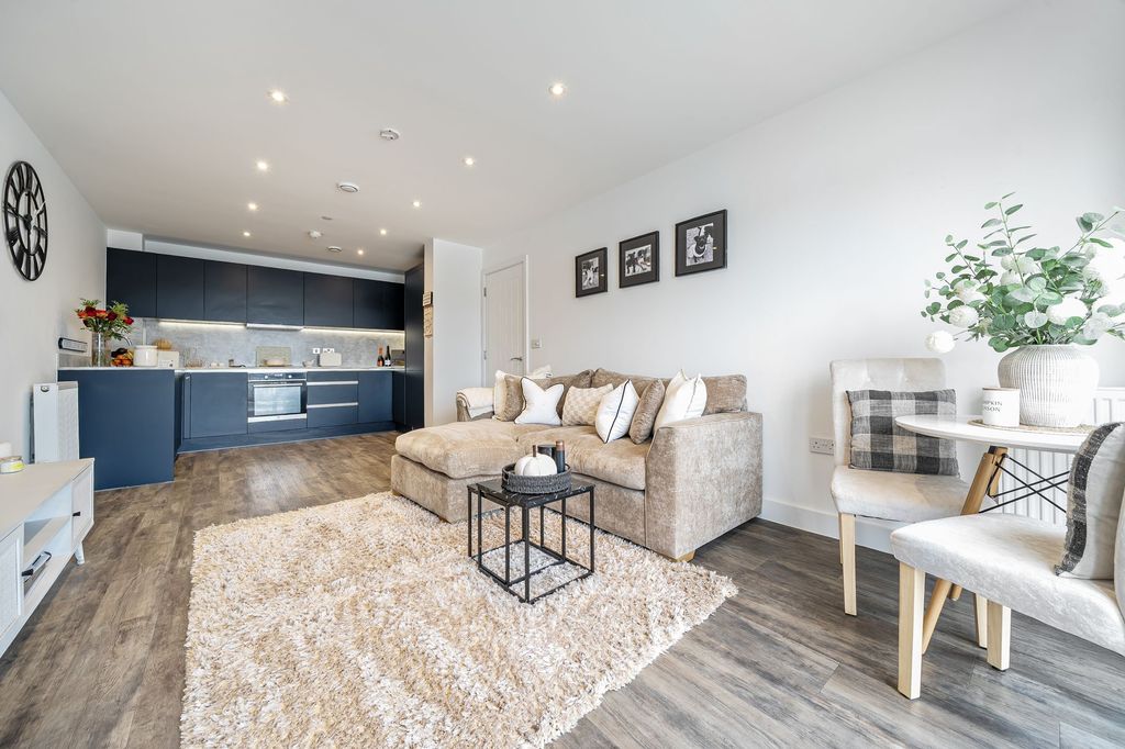 2 bed flat for saleRochester Riverside, Rochester, Kent. ME1 photo 5