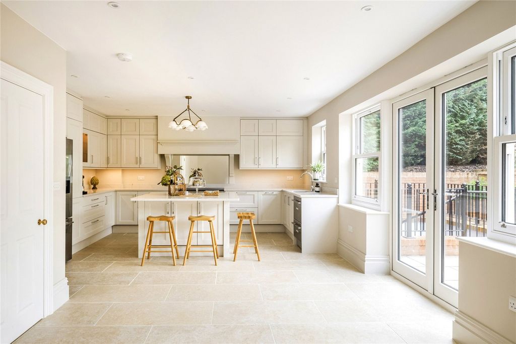 4 bed detached house for saleCockshot Road, Reigate, Surrey RH2 photo 2