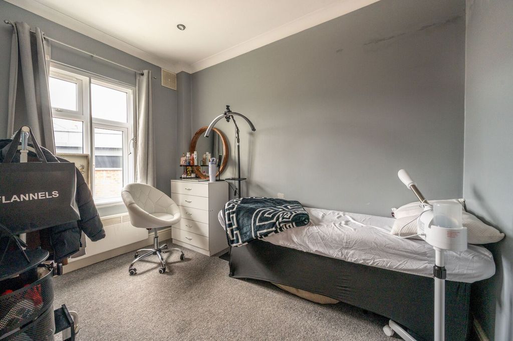 2 bed maisonette for saleThe Broadway, Highams Park, London E4