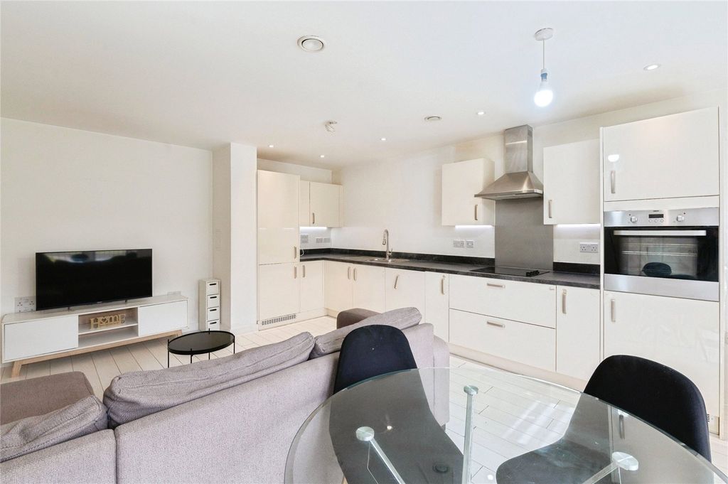 2 bed flat for saleHaven Road, Rainham RM13 photo 5