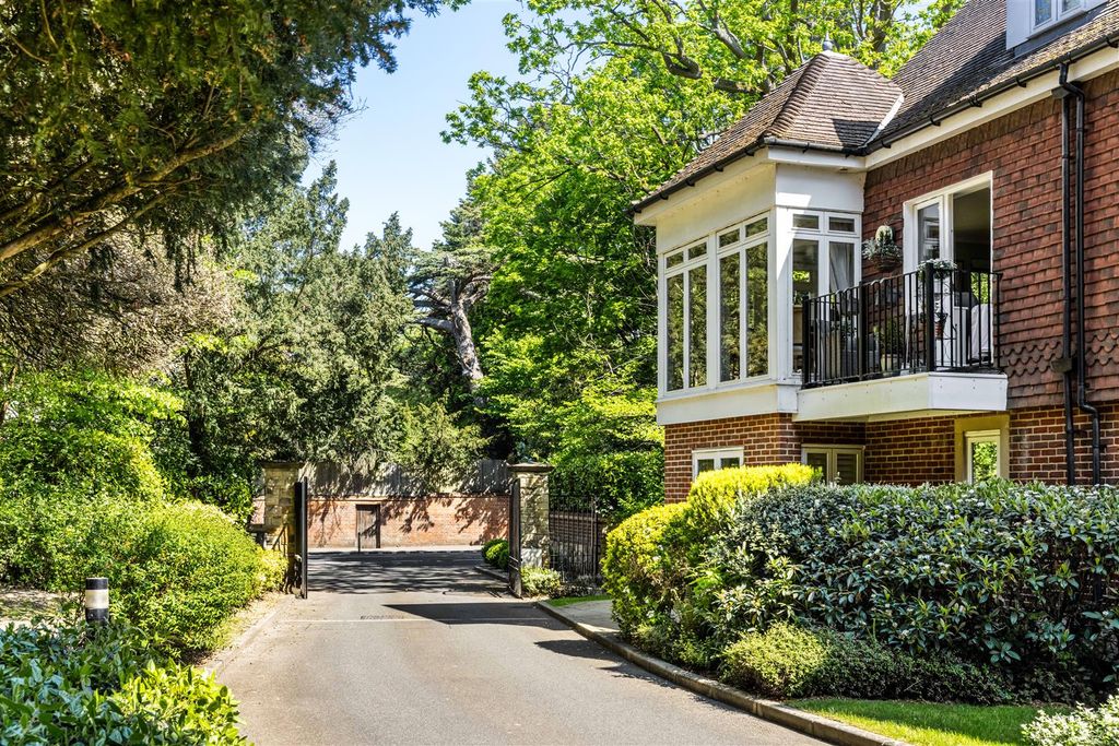 2 bed flat for saleBellingham Drive, Reigate RH2