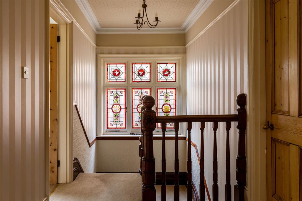 Additional image 23 of 4 bed detached house for saleDevon Crescent, Redhill RH1