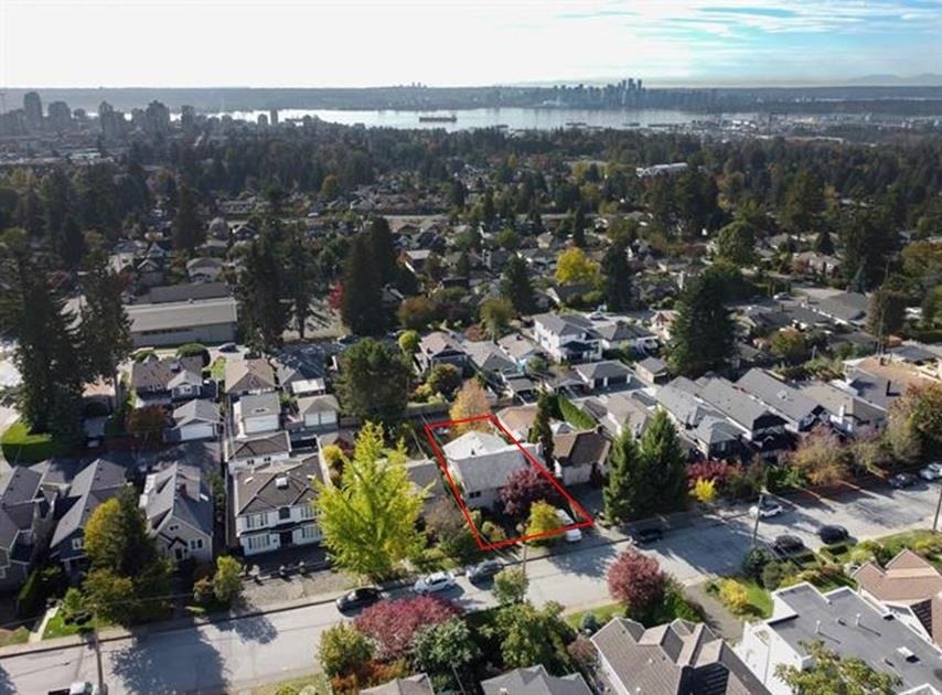 221 28th Street W, North Vancouver, BC, V7N 2H9