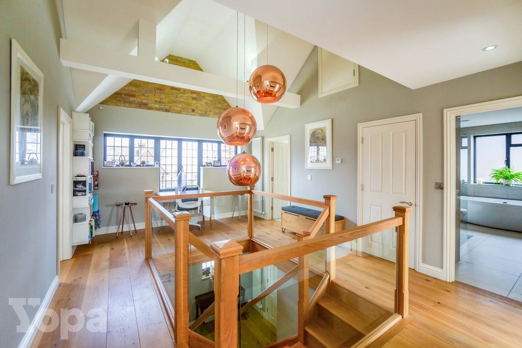4 bed detached house for salePriestfields, Rochester ME1 photo 3