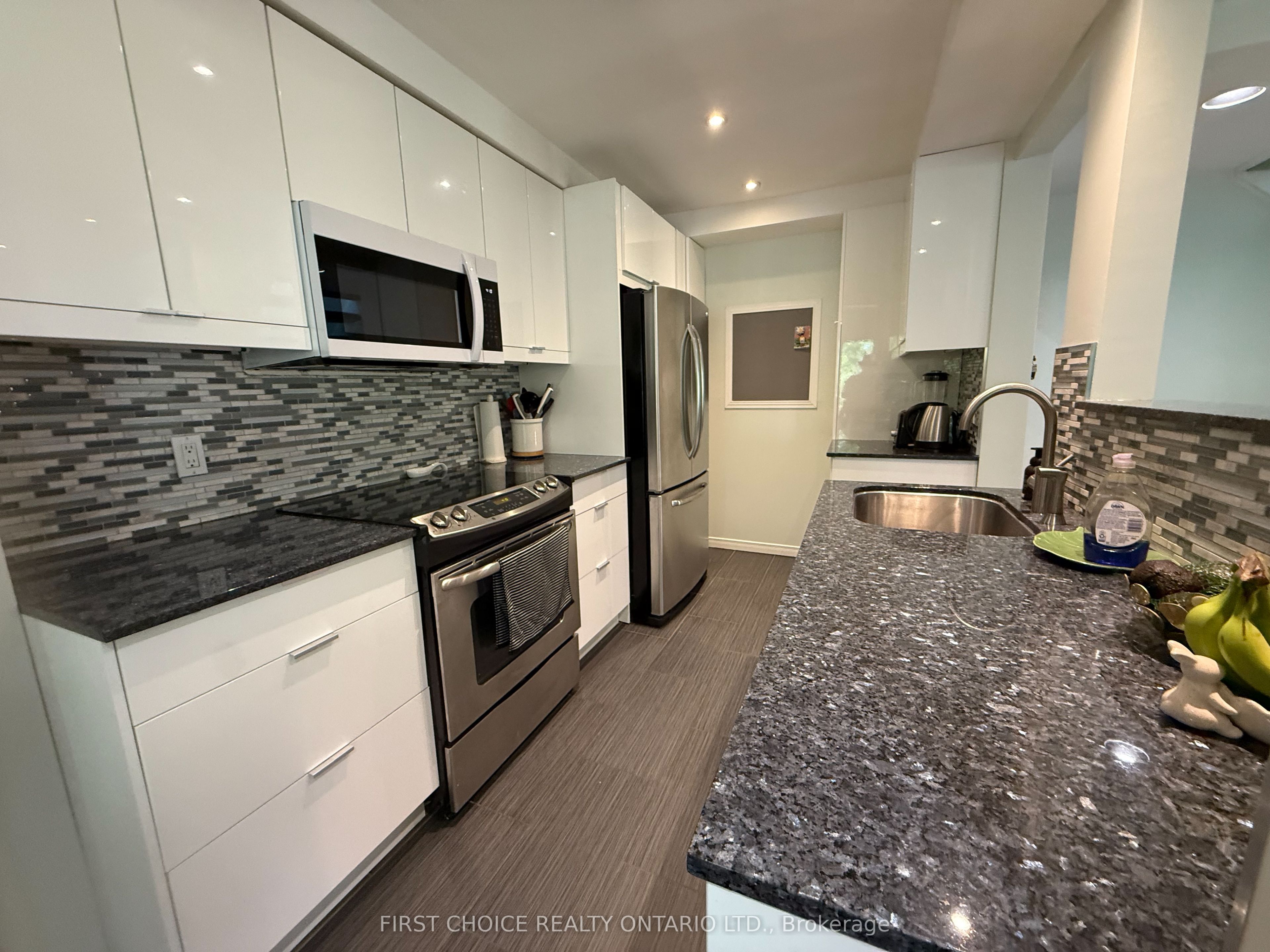 C-130 Greenfield Avenue, Ottawa, ON, K1S 5L2 photo 2