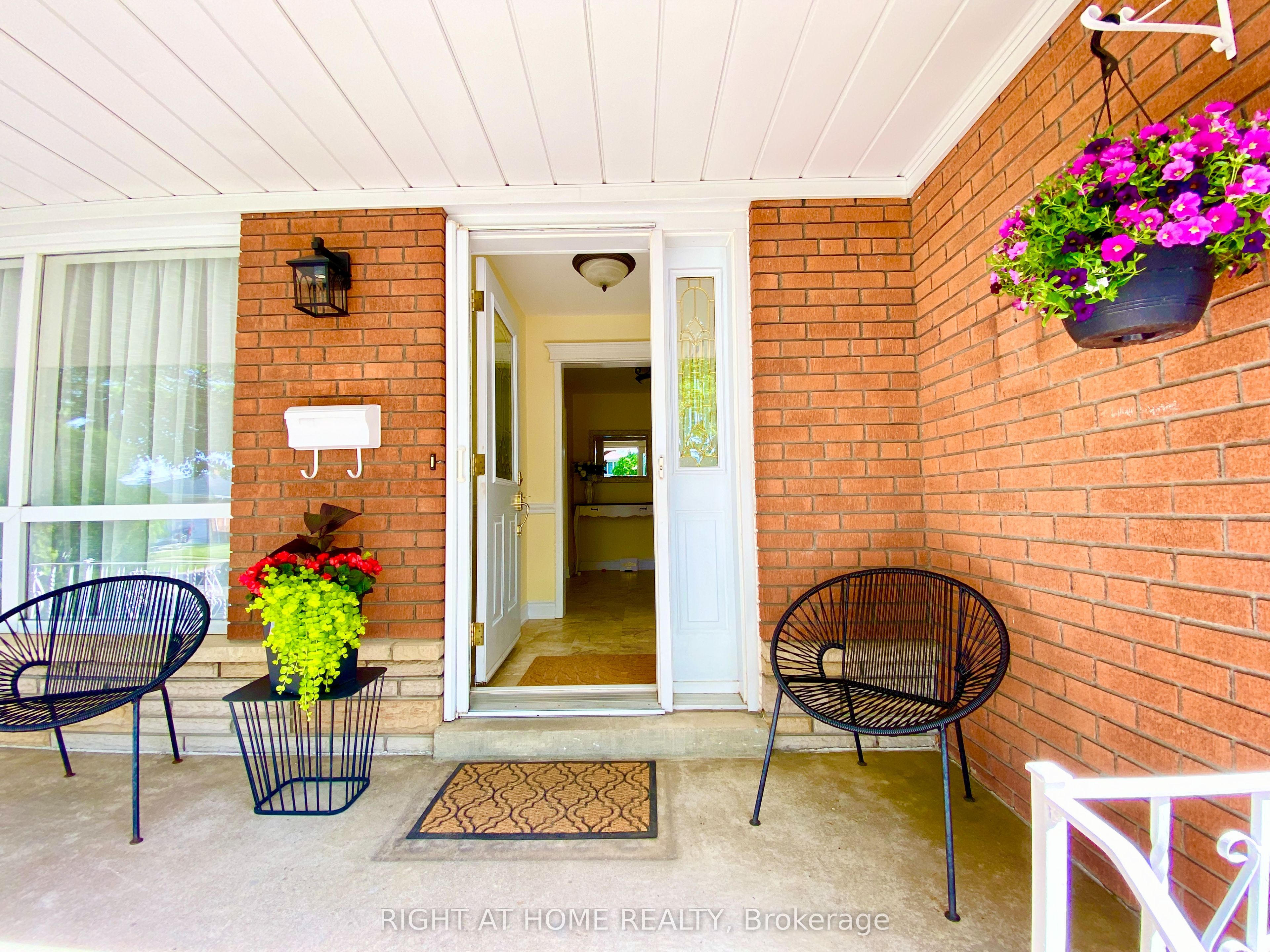 Additional image 2 of 876 Hollowtree Crescent, Mississauga, ON, L4Y 2V2