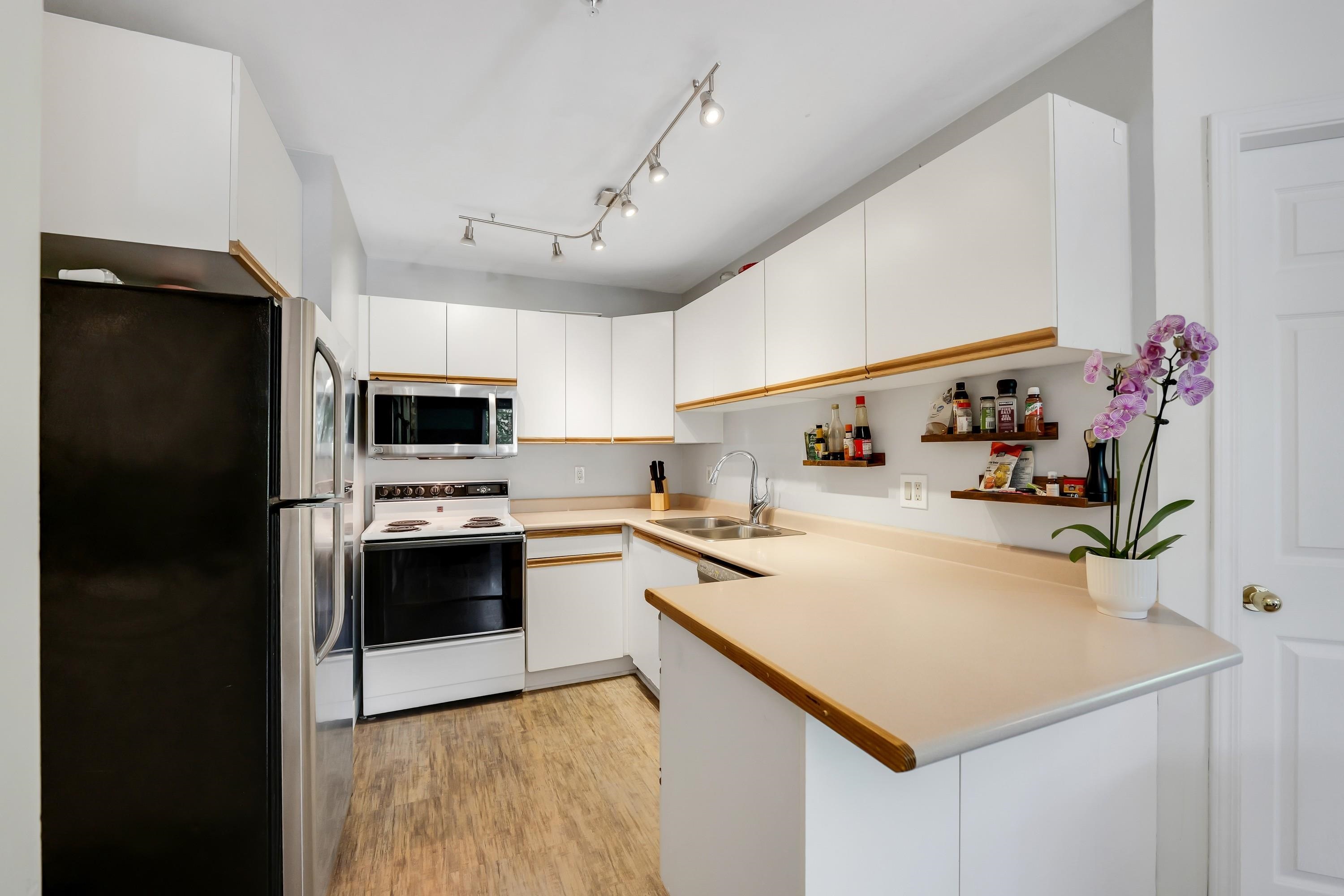 201B-40120 Willow Crescent, Squamish, BC, V8B 0L7 photo 3