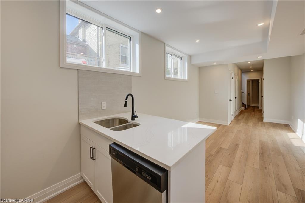 2 -Lower-160 Weber Street W, Kitchener, ON, N2H 4A4 photo 5