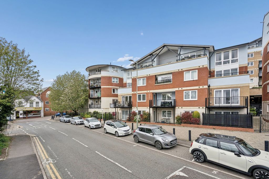 2 bed flat for saleNorthway, Rickmansworth WD3