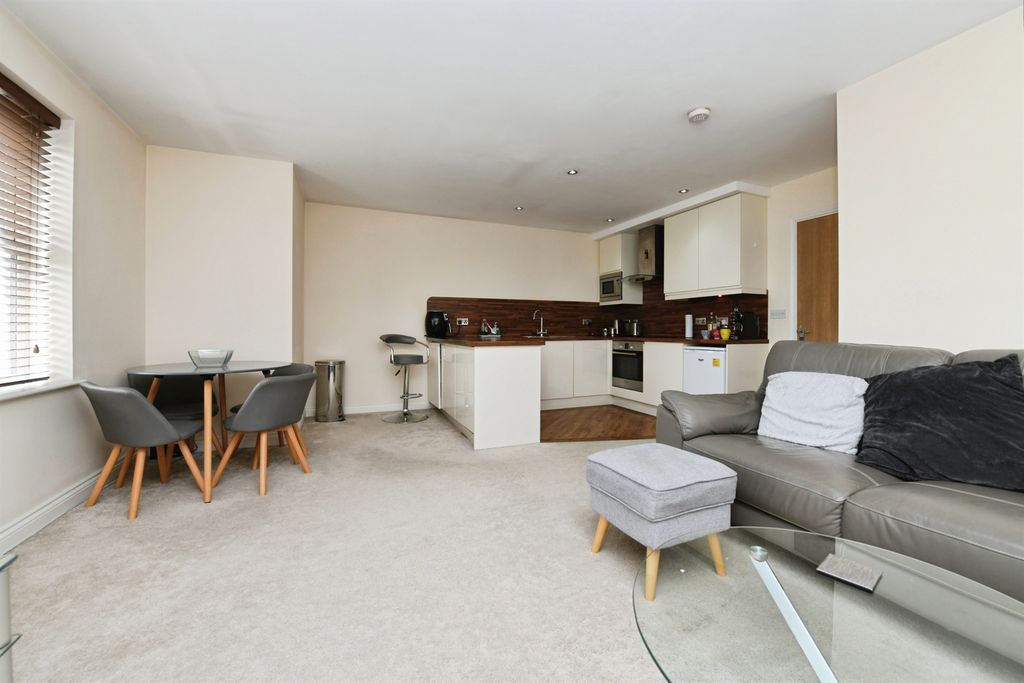 Additional image 4 of 2 bed flat for saleWeir Gardens, Rayleigh SS6