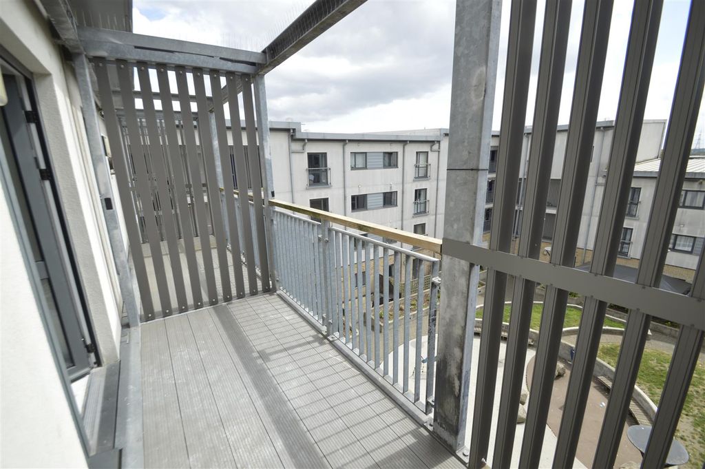 2 bed flat for saleBroadis Way, Rainham RM13 photo 5