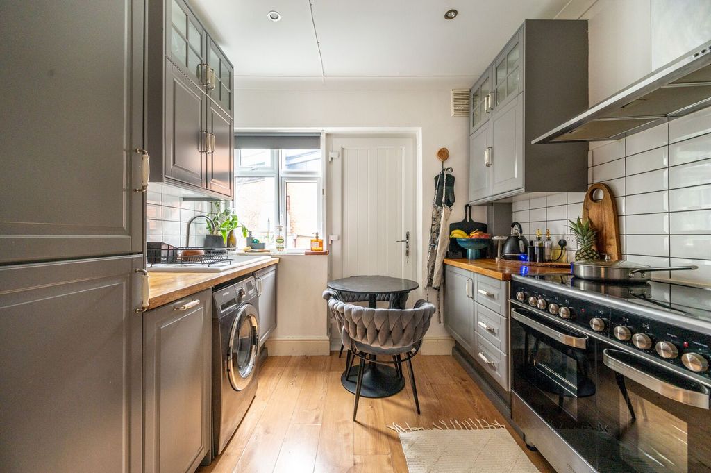 2 bed maisonette for saleThe Broadway, Highams Park, London E4 photo 2